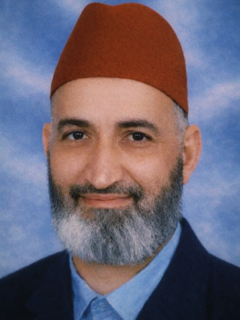 صورة رسمية لفريد الأنصاري بطربوش أحمر