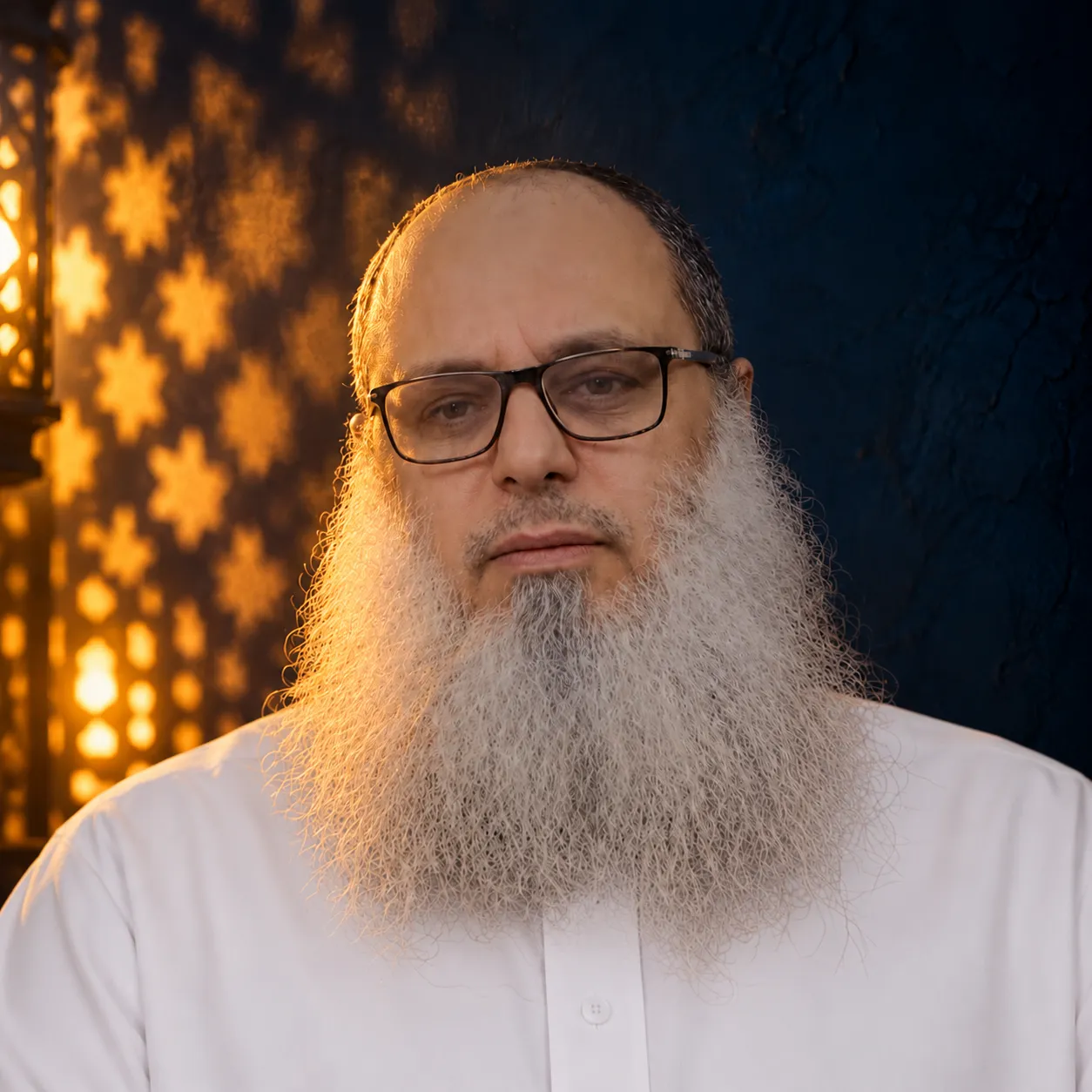 صورة محمد السيد ماضي بلحيةٍ بيضاء ونظارة وثوبٍ أبيض